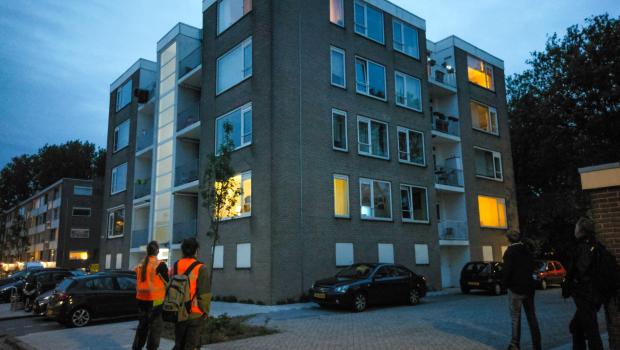 Vleermuisonderzoekers wachten op uitvliegende vleermuizen