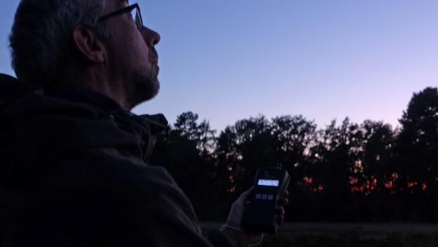 Bij VleerMUS werk je met een Batlogger M Vleermuisdetector