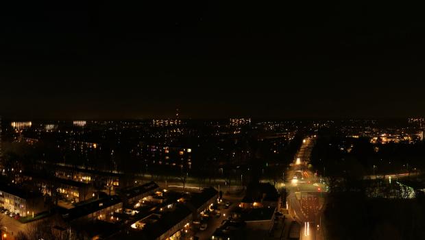 Overzicht over een stadswijk bij nacht