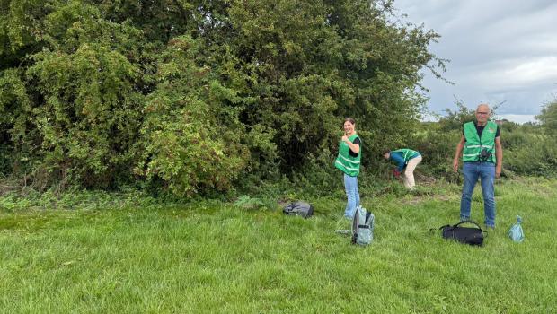 Vrijwilligers van de WKM tijdens het plaatsen van cameravallen (bron: Esther Klock) 