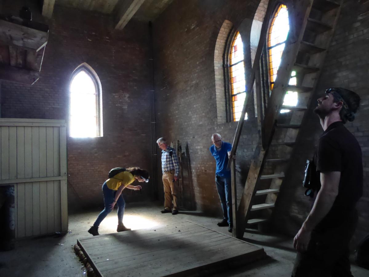Zoldertellers zoeken naar vleermuizen en sporen van hun aanwezigheid (© Marjolein Adrichem).