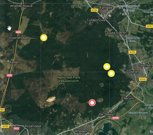 In het voorjaar van 2019 met camera’s geconstateerde aanwezigheid van steenmarters op de Veluwezoom (gele cirkels vastgelegd met cameravallen, rode cirkel nestlocatie vastgelegd met camera aan hengel) (Bron: Google Maps)