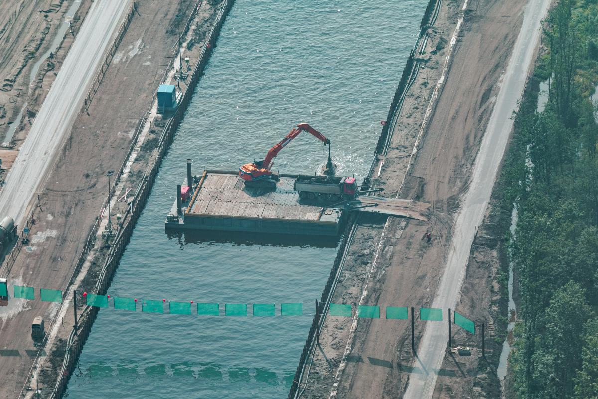 De hogere schermen over de werkzaamheden. (bron: Jeroen Demmer, De Groene Boog)