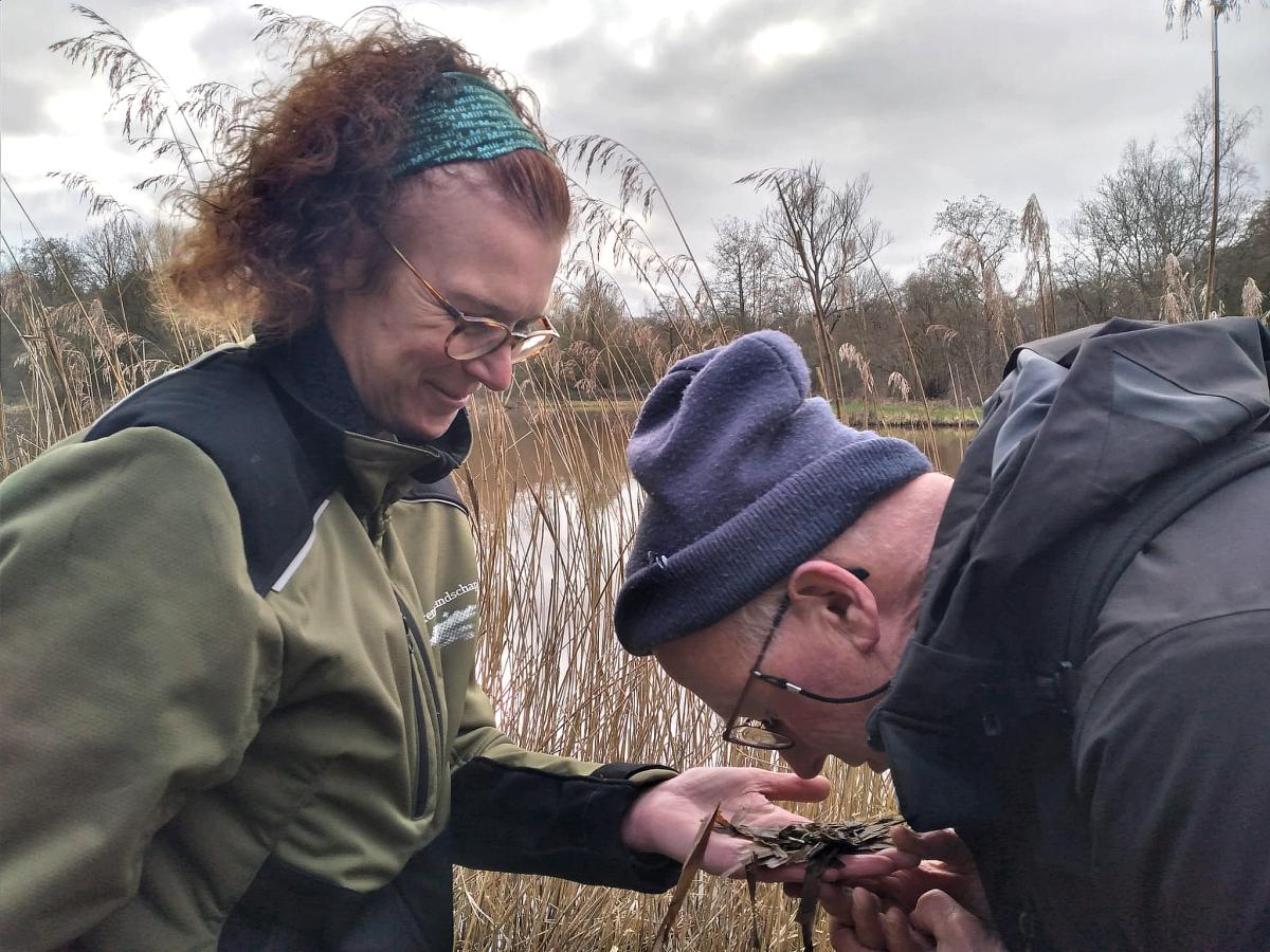 Vrijwilligers ruiken aan een (potentiële) otterspraint (bron: Cindy de Jonge-Stegink)