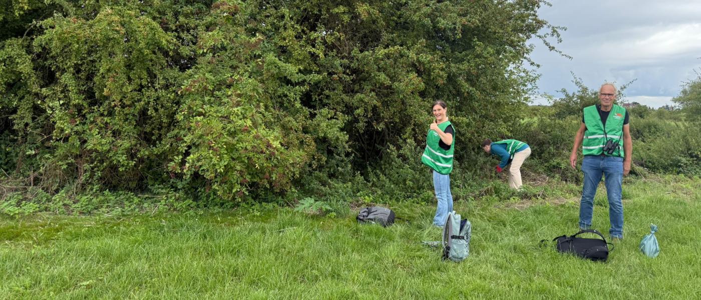 Vrijwilligers van de WKM tijdens het plaatsen van cameravallen (bron: Esther Klock) 