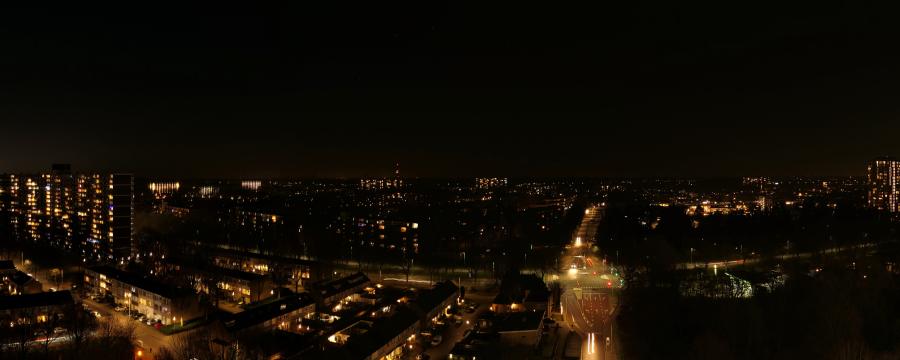 Overzicht over een stadswijk bij nacht