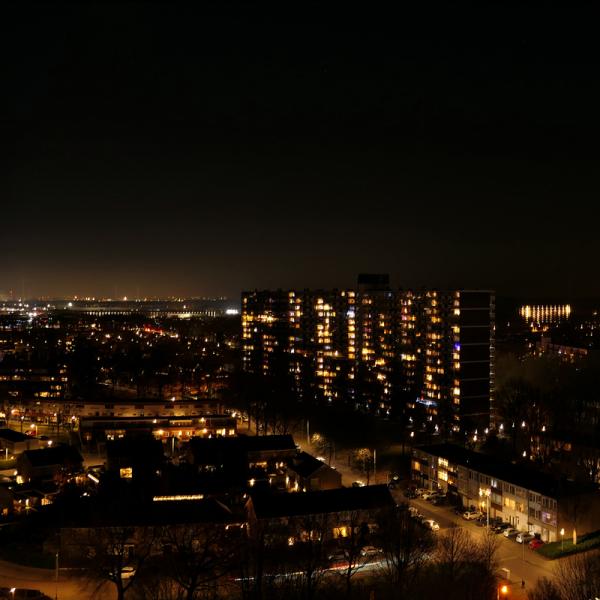 Overzicht over een stadswijk bij nacht